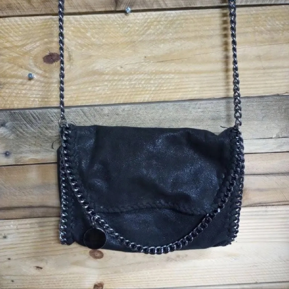 Elegant Black Crossbody Bag with Chain Detail/ Strap